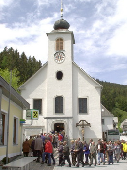 Kirche Heilbrunn mit Wallfahrereinzug